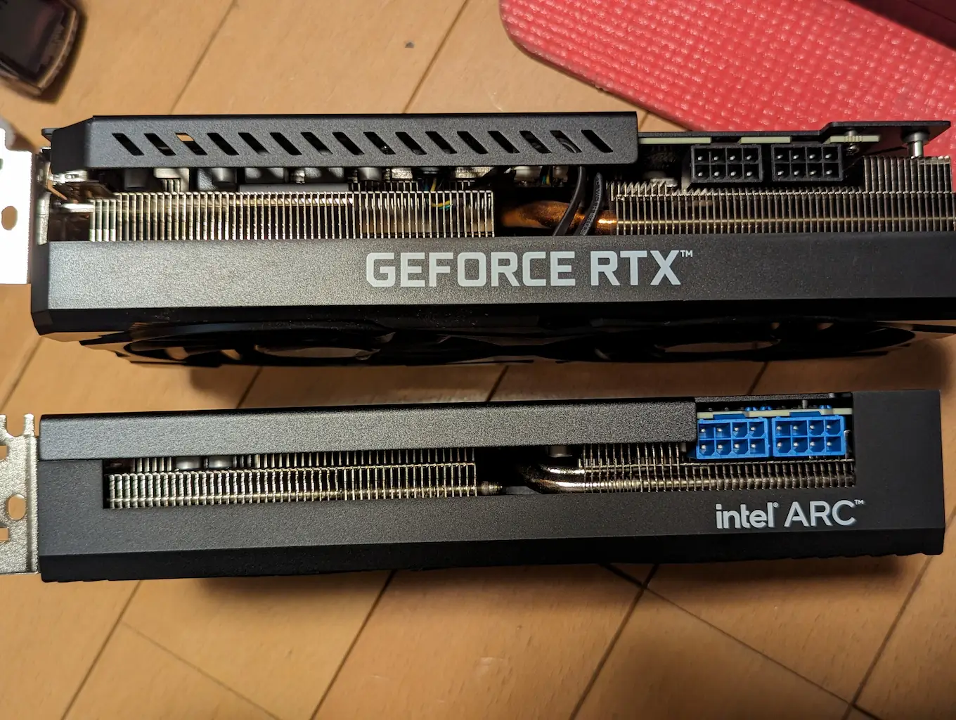 RTX 3070TiとIntel Arc A750の大きさ比較